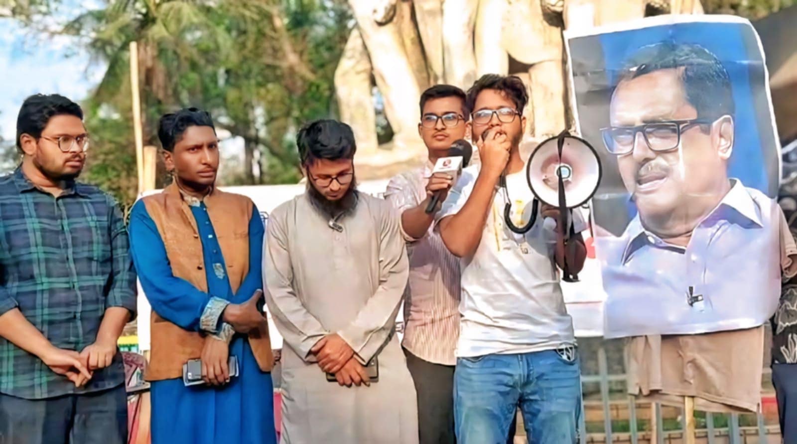 Student protesters set fire to Fazlur Rahman’s image  over ‘Razakar’s Son’ remarks