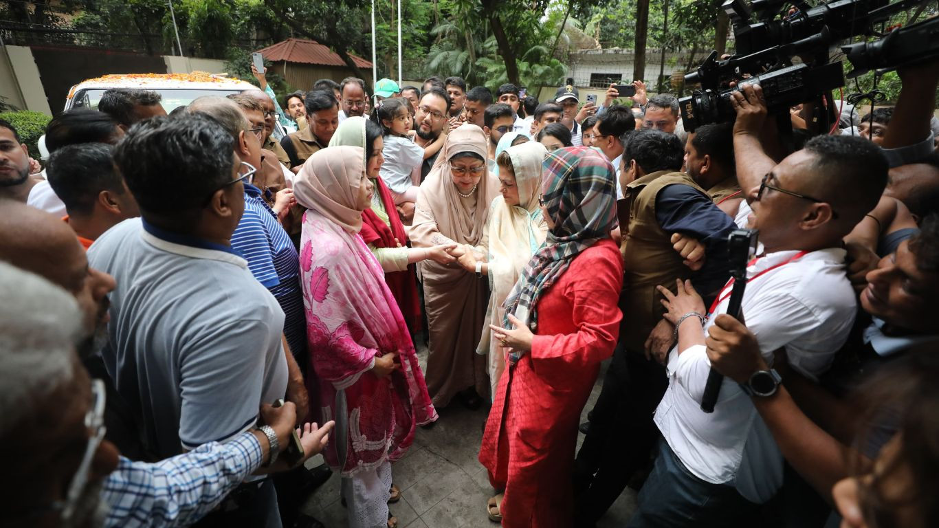 Khaleda Zia returns home to hero’s welcome in Gulshan